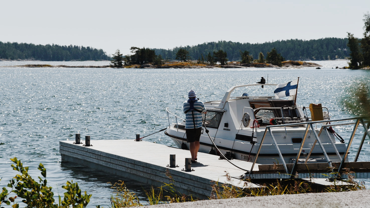 Photo of Baggö Marina's fuel station, where a boater is refueling his boat