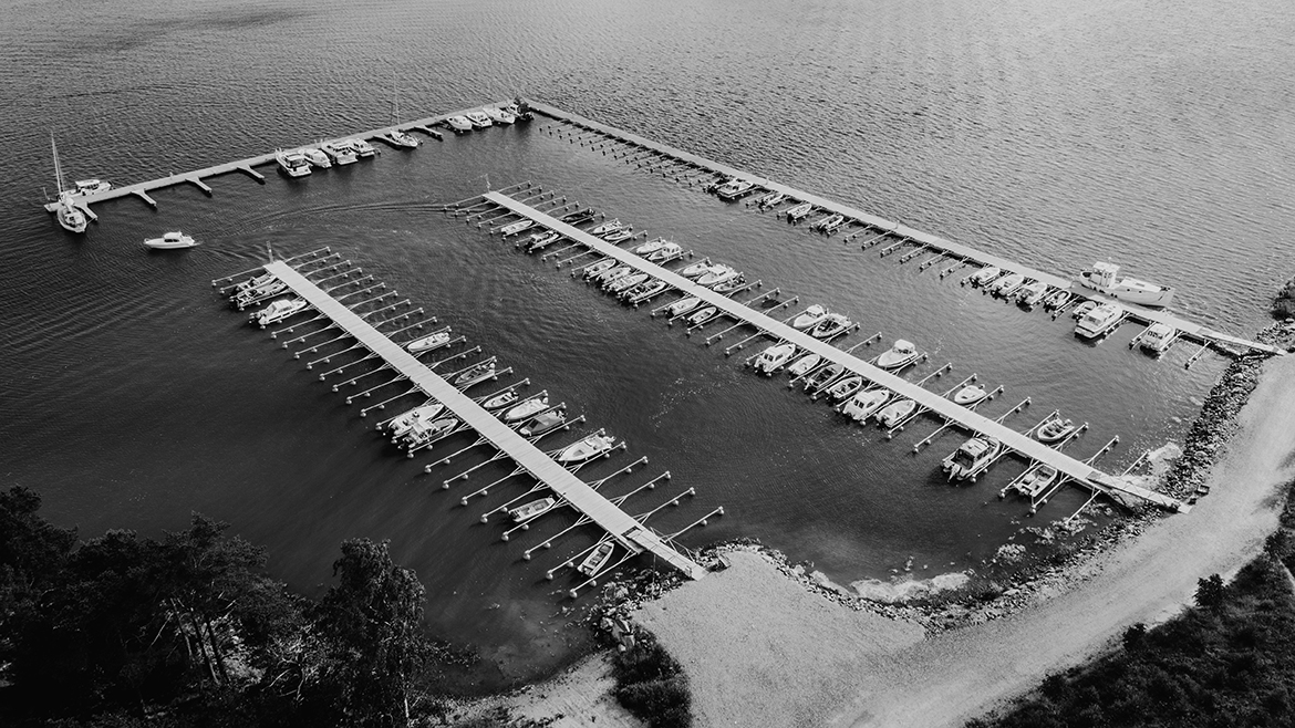 Flygbild över Baggö Marinas båthamn och båtplatser